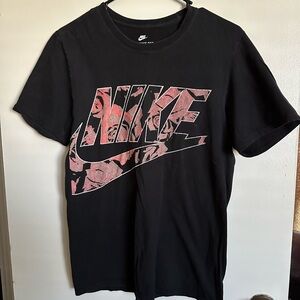 Nike Men's Black Graphic T-Shirt